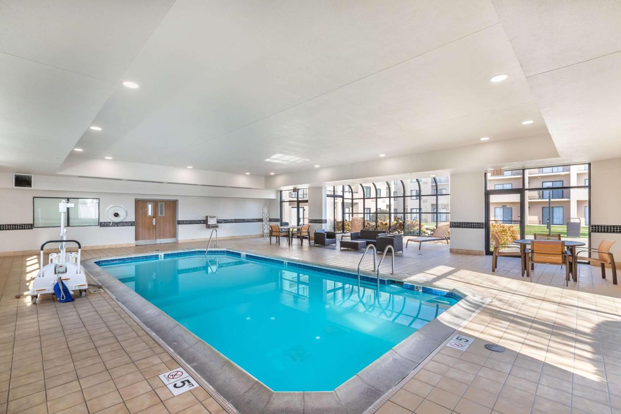 Comfort Inn & Suites Arlington Heights - Buffalo Grove Buitenkant foto